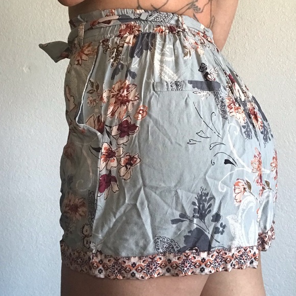 💐 Angie Floral Shorts 💐 - Picture 2 of 9